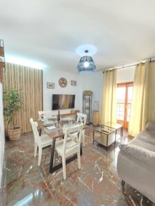 Apartamento El Sagrario en el centro histórico de Jaén con parking privado Salón moderno del Apartamento El Sagrario, Jaén Dormitorio principal del Apartamento El Sagrario, alojamiento turístico en Jaén