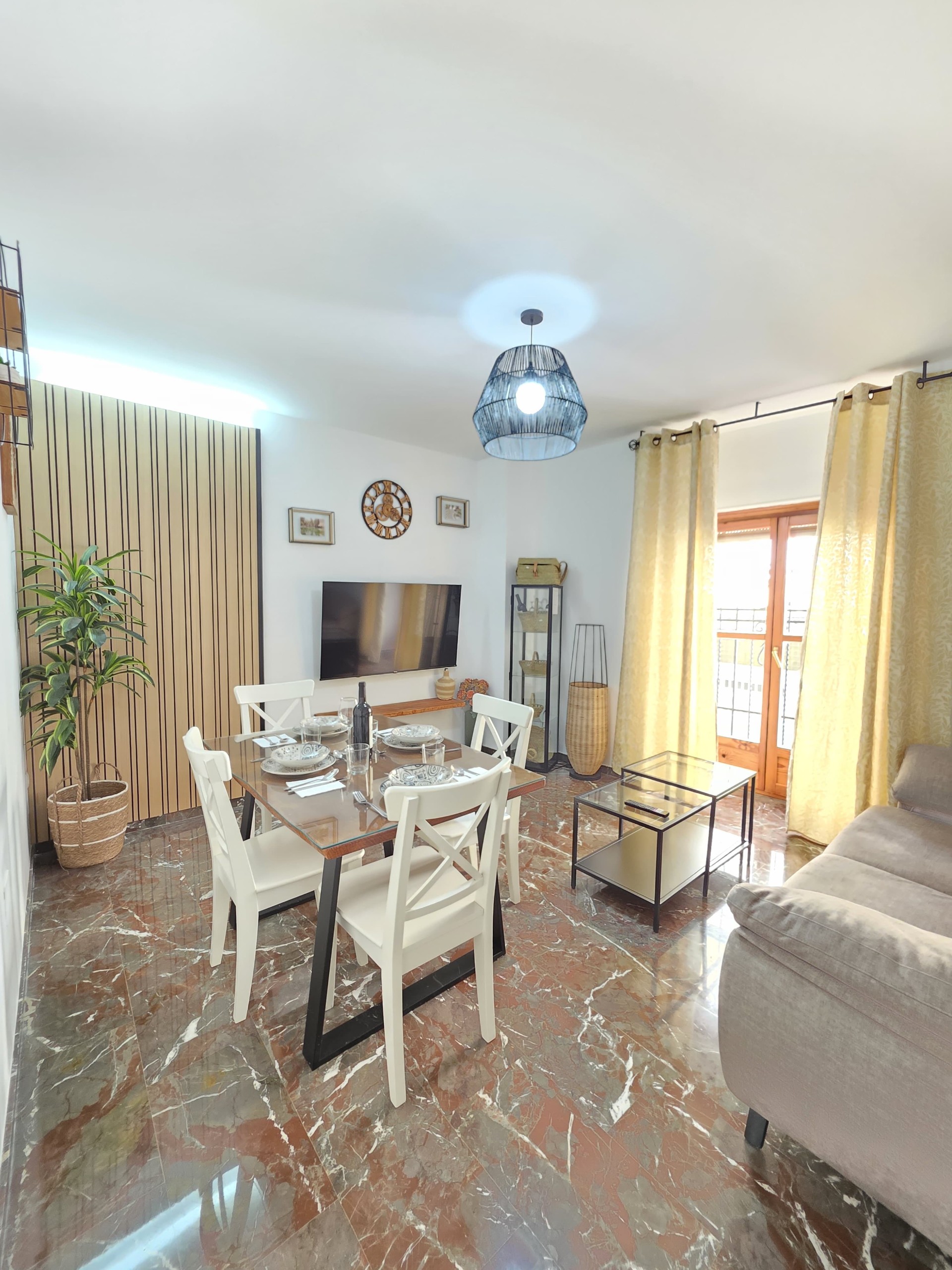 Apartamento El Sagrario en el centro histórico de Jaén con parking privado Salón moderno del Apartamento El Sagrario, Jaén Dormitorio principal del Apartamento El Sagrario, alojamiento turístico en Jaén