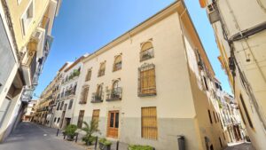 Fachada del edificio de Apartamentos El Sagrario en el centro histórico de Jaén