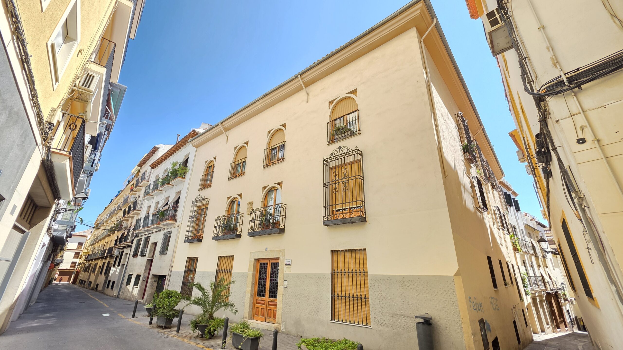 Fachada del edificio de Apartamentos El Sagrario en el centro histórico de Jaén