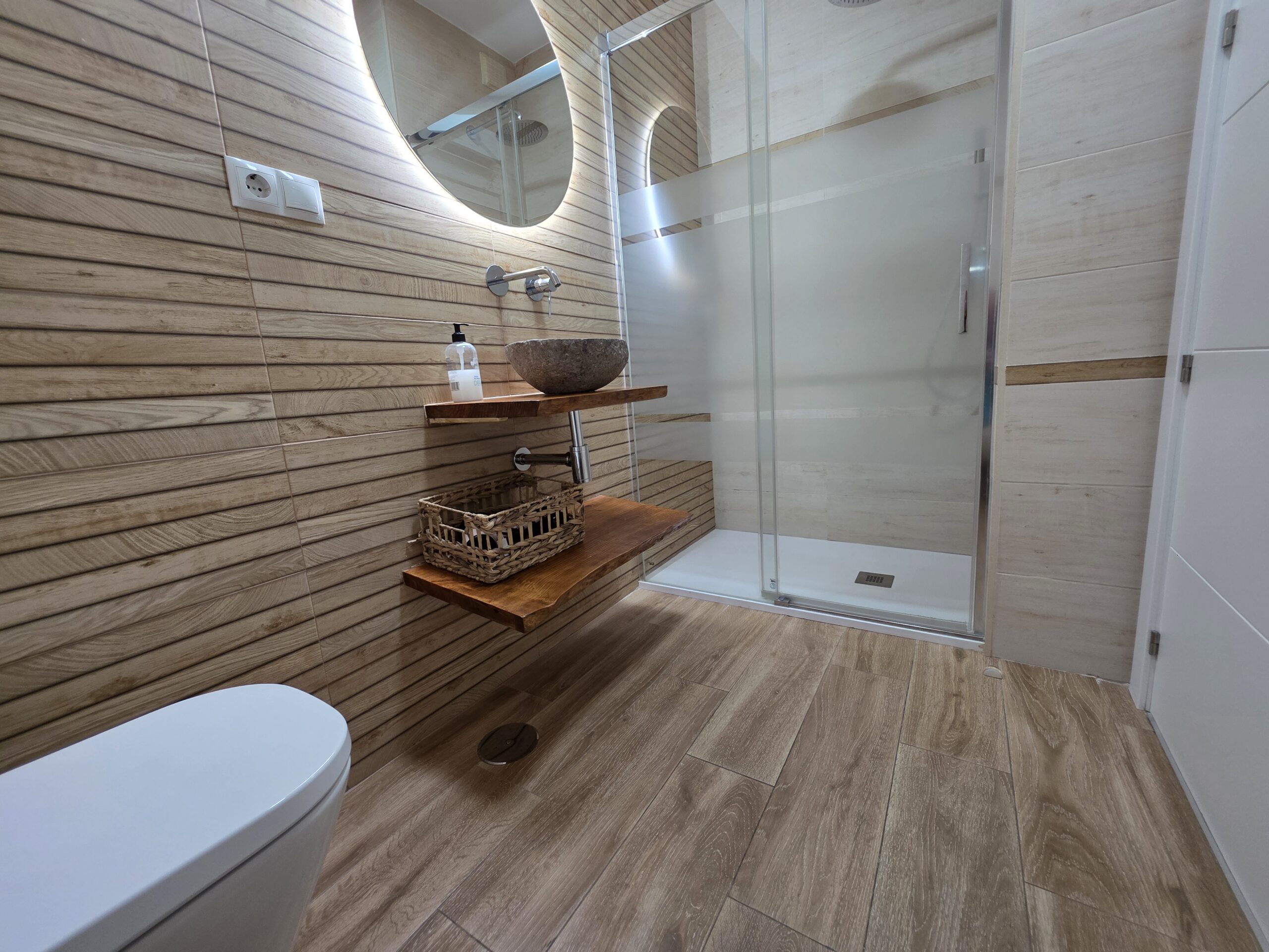 Baño moderno con ducha y amenities en Apartamentos El Sagrario Jaén
