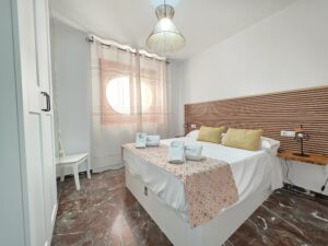 Dormitorio del apartamento turístico con cama doble y decoración moderna